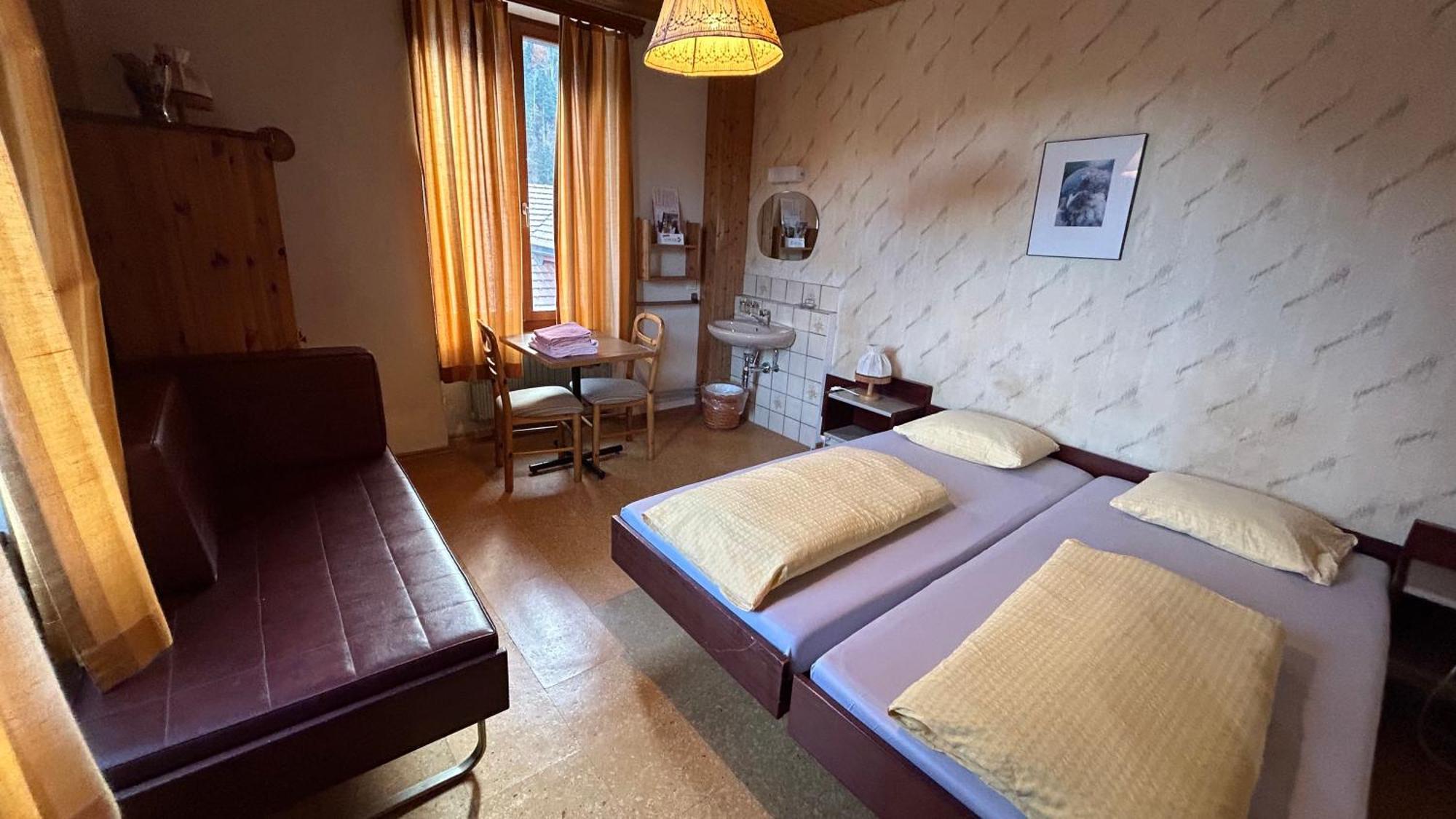 Maison d'hôtes Hôtel de la Gare Montbovon Quarto foto