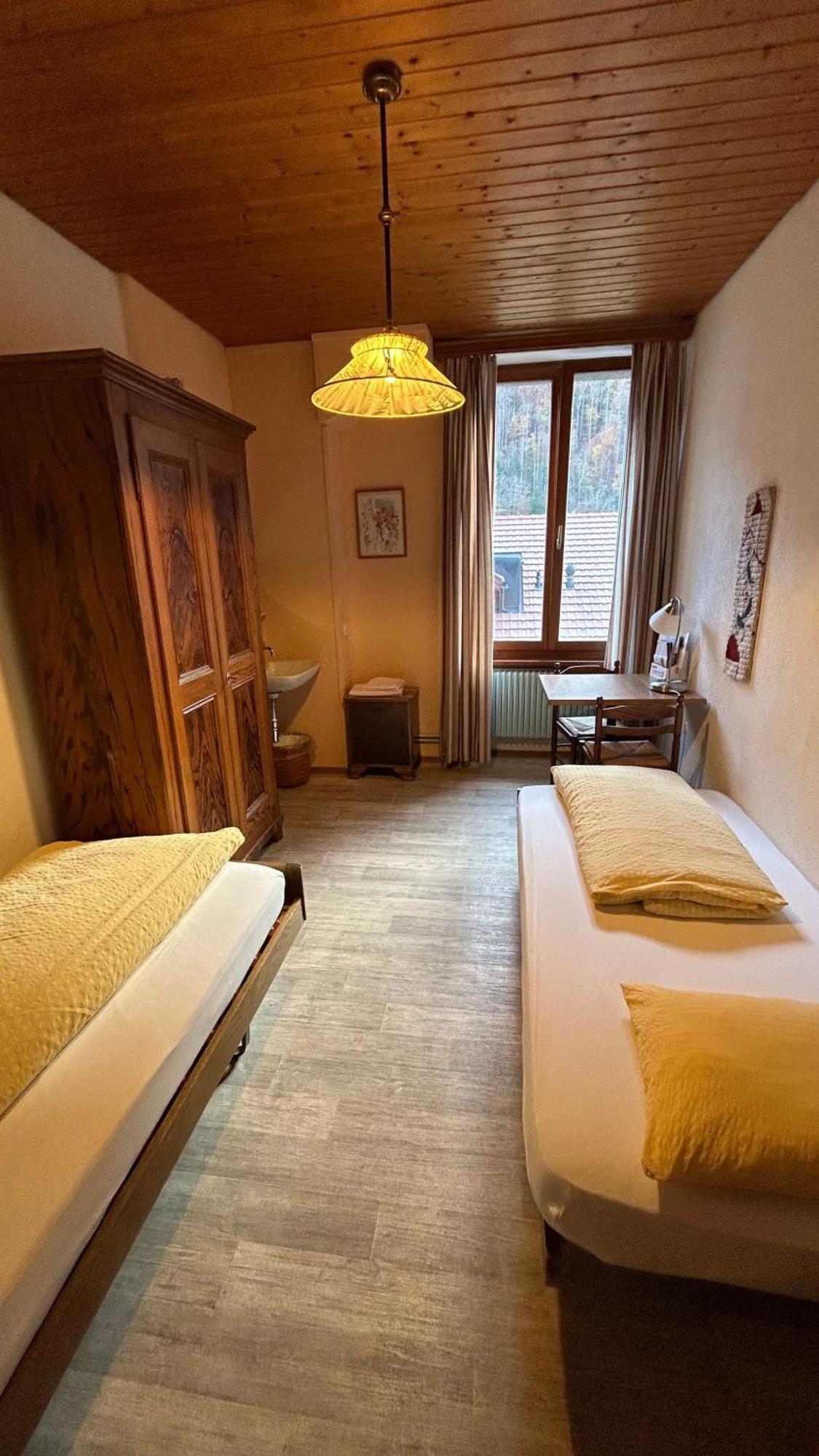 Maison d'hôtes Hôtel de la Gare Montbovon Quarto foto